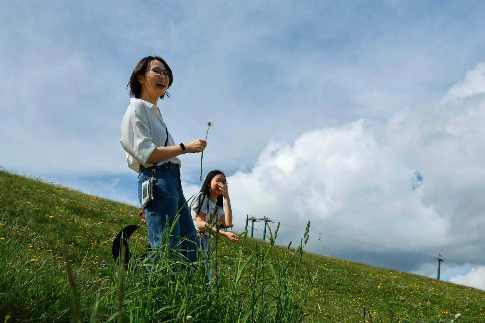 云层压低，刀锋山却更辽阔