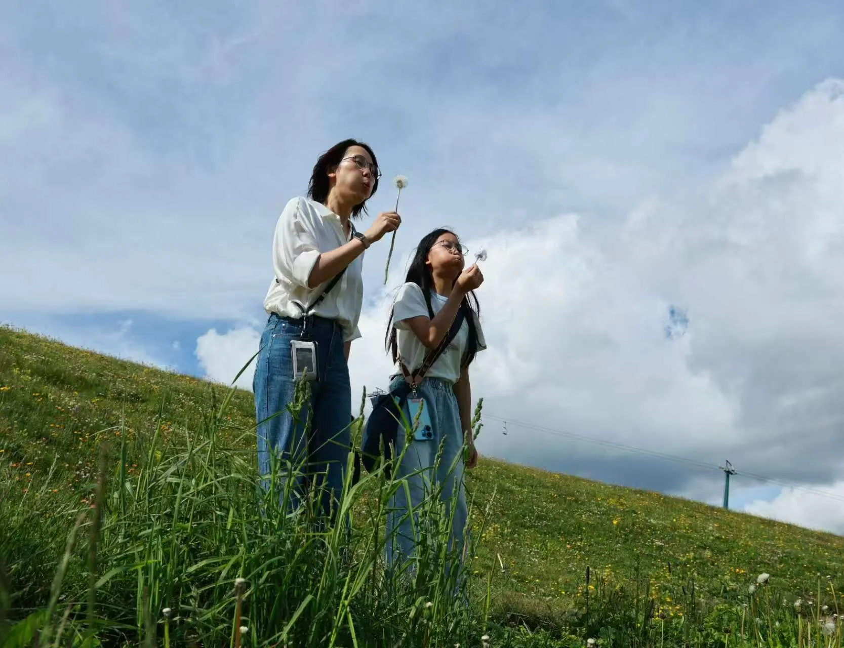 山坡上的母女时光
